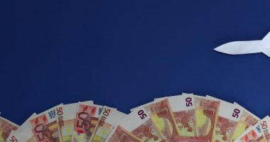 Uzay gemisi mavi bir arka planda Mutlu Noeller pankartıyla uçuyor.