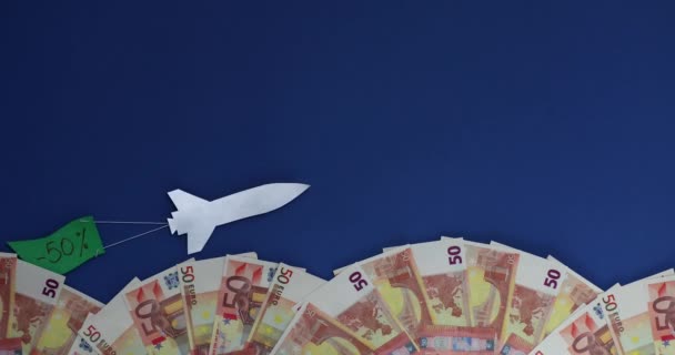 Ракета Летит Флагом Текстовой Скидкой Минус Процентов Волны Банкнот Евро — стоковое видео