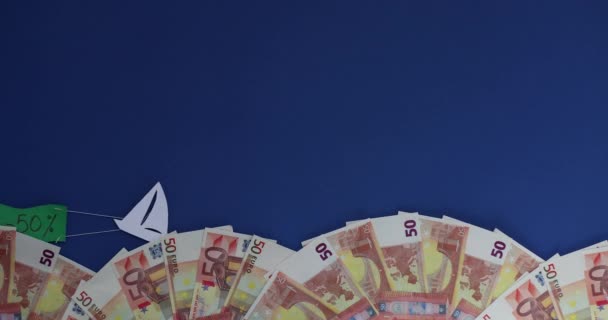 Корабль Плывет Флагом Скидкой Текст Минус Процентов — стоковое видео