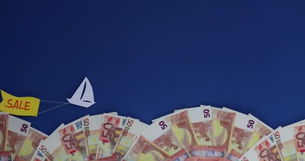 Ein Schiff Mit Flaggenverkauf Bord Eines Planeten Aus Euro Banknoten — Stockvideo