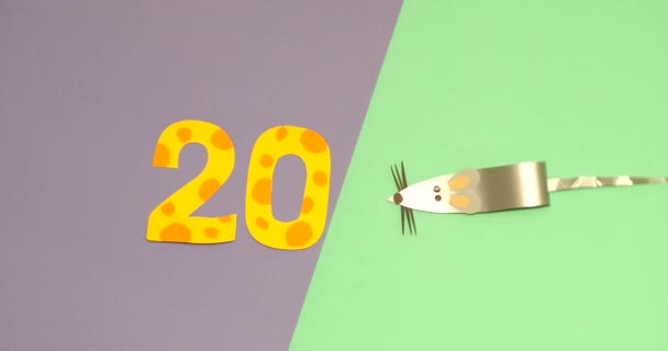 一只钢制纸鼠拉动2020年新年纸量 — 图库视频影像