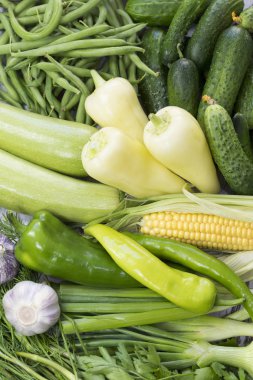 Avrupa 'nın ekolojik olarak temiz bölgelerinde pestisitler olmadan yetiştirilen GMOS olmadan organik sebzelerden arka plan.