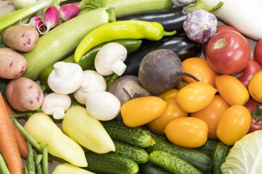 Avrupa 'nın ekolojik olarak temiz bölgelerinde pestisitler olmadan yetiştirilen GMOS olmadan organik sebzelerden arka plan.