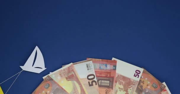 Statek Pływa Sprzedażą Bander Planecie Zrobionej Banknotów Euro — Wideo stockowe