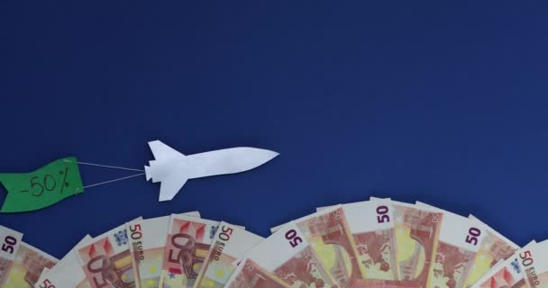 Rakieta Leci Flagą Rabatem Tekstowym Fale Banknotów Euro — Wideo stockowe