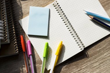 Kırtasiye eşyalarının arkaplanı kalem çekimleri yakın plan.