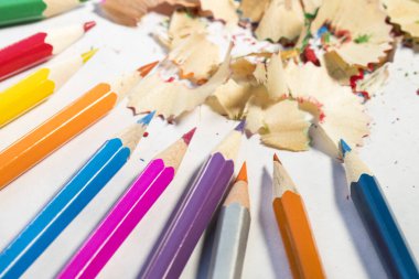 Kırtasiye eşyalarının arkaplanı kalem çekimleri yakın plan.