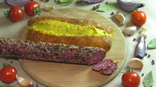Зупинити Рух Приготування Бутерброду Кукурудзяного Хліба Салямі Ковбаси — стокове відео
