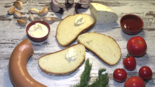 Pare Movimento Cozinhar Sanduíche Pão Milho Salsicha Salame — Vídeo de Stock