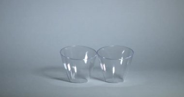 Plastik bardaklarda deniz mahsulleri pişirmeyi bırak..