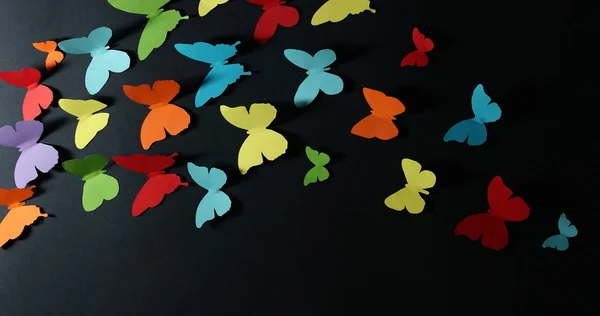 暗い背景の紙蝶は — ストック写真