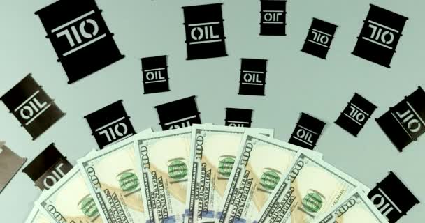 Применение Бумаги Нефтяные Бочки Фоне Денег Долларовые Банкноты — стоковое видео