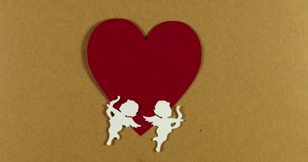 アニメーション停止動作 天使のキューピッドが心臓から飛び立つ バレンタインデーのコンセプト — ストック動画