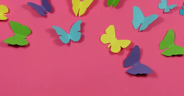 Цветные Бабочки Летают Цветном Бумажном Фоне — стоковое фото