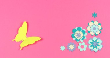 Renkli bir arka planda renkli kelebekler uçuşuyor..