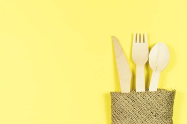 Çevresel tek kullanımlık yemek, kahve ve çay için ahşap eşyalar..