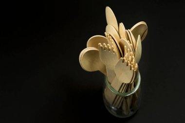 Çevresel tek kullanımlık yemek, kahve ve çay için ahşap eşyalar..