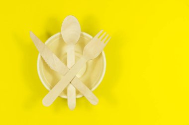 Çevresel tek kullanımlık yemek, kahve ve çay için ahşap eşyalar..