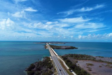 Key West, Florida Keys, Amerika Birleşik Devletleri 'ne giden 7 millik ünlü köprünün en yakın hava manzarası. Harika bir manzara. Tatil seyahati. Seyahat güzergahı. Tropik bir manzara. Karayip Denizi.