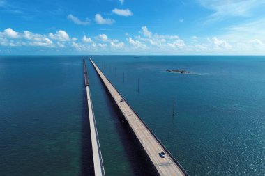 Key West, Florida Keys, Amerika Birleşik Devletleri 'ne giden 7 millik ünlü köprünün en yakın hava manzarası. Harika bir manzara. Tatil seyahati. Seyahat güzergahı. Tropik bir manzara. Karayip Denizi.