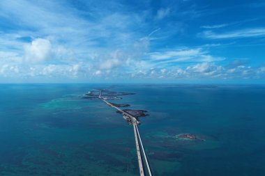Key West, Florida Keys, Amerika Birleşik Devletleri 'ne giden 7 millik ünlü köprünün en yakın hava manzarası. Harika bir manzara. Tatil seyahati. Seyahat güzergahı. Tropik bir manzara. Karayip Denizi.
