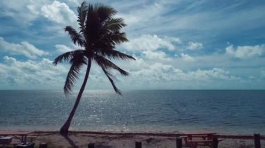 Key West, Florida Keys yolu üzerindeki ünlü köprünün en yakın hava manzarası, Birleşik Devletler. Harika bir manzara. Tatil seyahati. Seyahat güzergahı. Tropik bir manzara. Karayip Denizi.