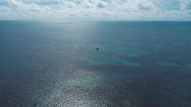 Key West, Florida Keys yolu üzerindeki ünlü köprünün en yakın hava manzarası, Birleşik Devletler. Harika bir manzara. Tatil seyahati. Seyahat güzergahı. Tropik bir manzara. Karayip Denizi.