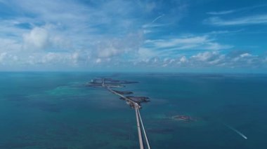 Key West, Florida Keys yolu üzerindeki ünlü köprünün en yakın hava manzarası, Birleşik Devletler. Harika bir manzara. Tatil seyahati. Seyahat güzergahı. Tropik bir manzara. Karayip Denizi.