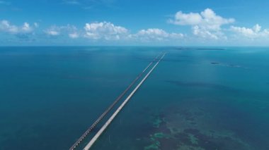 Key West, Florida Keys yolu üzerindeki ünlü köprünün en yakın hava manzarası, Birleşik Devletler. Harika bir manzara. Tatil seyahati. Seyahat güzergahı. Tropik bir manzara. Karayip Denizi.