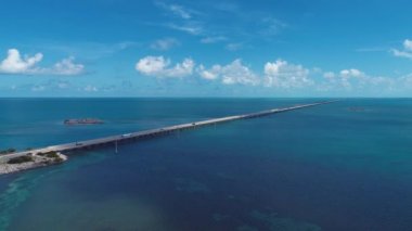 Key West, Florida Keys yolu üzerindeki ünlü köprünün en yakın hava manzarası, Birleşik Devletler. Harika bir manzara. Tatil seyahati. Seyahat güzergahı. Tropik bir manzara. Karayip Denizi.