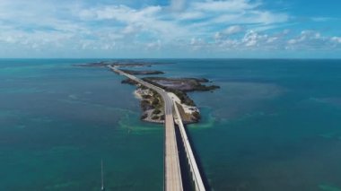 Key West, Florida Keys yolu üzerindeki ünlü köprünün en yakın hava manzarası, Birleşik Devletler. Harika bir manzara. Tatil seyahati. Seyahat güzergahı. Tropik bir manzara. Karayip Denizi.
