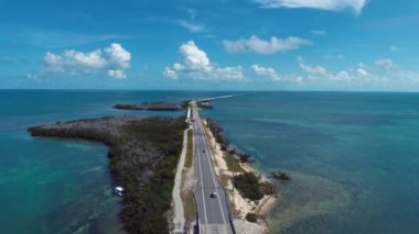 Key West, Florida Keys yolu üzerindeki ünlü köprünün en yakın hava manzarası, Birleşik Devletler. Harika bir manzara. Tatil seyahati. Seyahat güzergahı. Tropik bir manzara. Karayip Denizi.