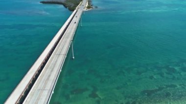 Key West, Florida Keys yolu üzerindeki ünlü köprünün en yakın hava manzarası, Birleşik Devletler. Harika bir manzara. Tatil seyahati. Seyahat güzergahı. Tropik bir manzara. Karayip Denizi.
