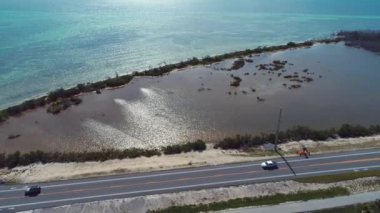 Key West, Florida Keys yolu üzerindeki ünlü köprünün en yakın hava manzarası, Birleşik Devletler. Harika bir manzara. Tatil seyahati. Seyahat güzergahı. Tropik bir manzara. Karayip Denizi.