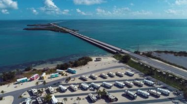 Key West, Florida Keys yolu üzerindeki ünlü köprünün en yakın hava manzarası, Birleşik Devletler. Harika bir manzara. Tatil seyahati. Seyahat güzergahı. Tropik bir manzara. Karayip Denizi.