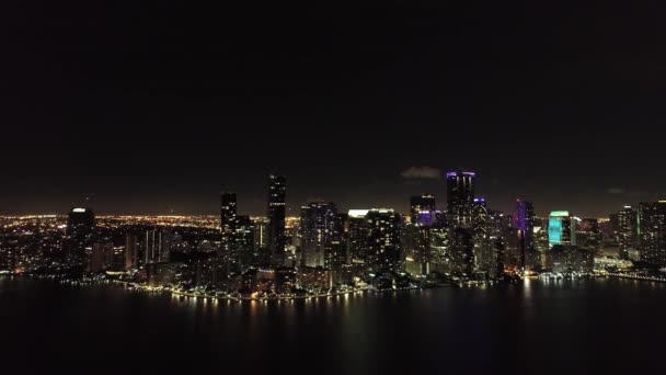 Vista Aérea Miami Por Noche Desde Biscayne Bay Estados Unidos — Vídeos de Stock