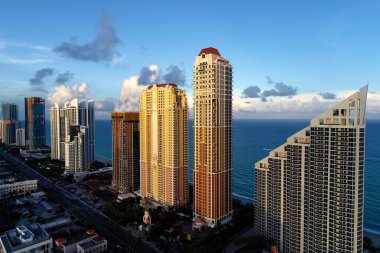 Deniz manzaralı gün batımı. Sunny Isles Sahili, Miami, Birleşik Devletler. Harika bir manzara. Tatil seyahati. Tropik seyahat.