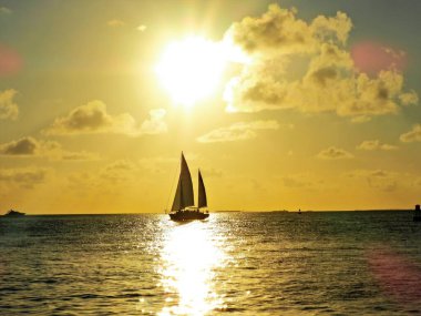 Key West, Florida, ABD 'deki ünlü Mallory Meydanı' ndan gün batımı manzarası. Harika bir manzara. Fantastik Günbatımı manzarası. Turizm noktası.