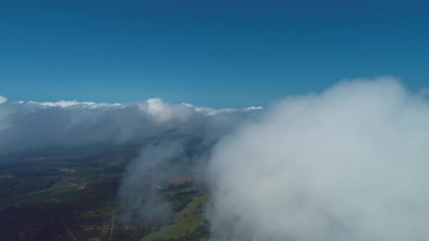 Himlen Ovanför Molnen Från Flygplansfönstret Stort Landskap — Stockvideo