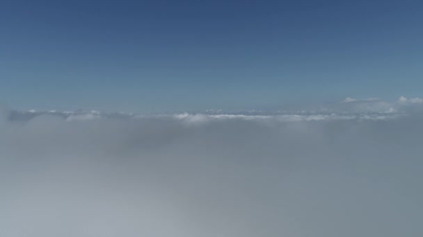 Himlen Ovanför Molnen Från Flygplansfönstret Stort Landskap — Stockvideo