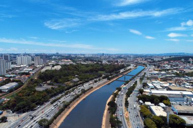 Otoyollar arasında güzel bir nehrin havadan görünüşü. - Şehir manzarası işte. Harika bir manzara. Marjinal Tiete, Sao Paulo, Brezilya