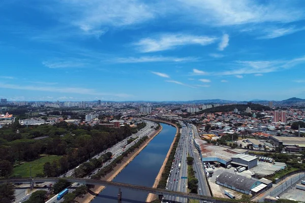 Vista Aérea Hermoso Río Entre Autopistas Paisaje Ciudad Gran Paisaje — Foto de Stock