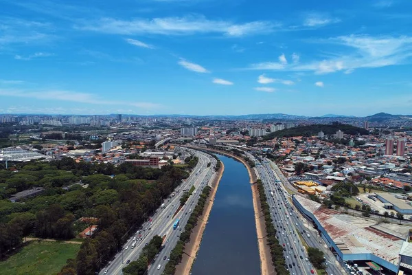 Vista Aérea Hermoso Río Entre Autopistas Paisaje Ciudad Gran Paisaje —  Fotos de Stock