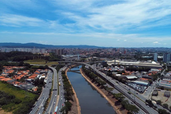 Vista Aérea Hermoso Río Entre Autopistas Paisaje Ciudad Gran Paisaje — Foto de Stock