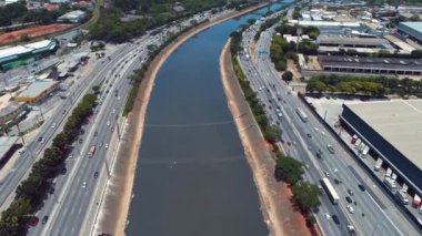 Otoyollar arasında güzel bir nehrin havadan görünüşü. - Şehir manzarası işte. Harika bir manzara. Marjinal Tiete, Sao Paulo, Brezilya