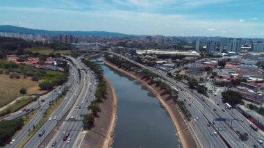 Otoyollar arasında güzel bir nehrin havadan görünüşü. - Şehir manzarası işte. Harika bir manzara. Marjinal Tiete, Sao Paulo, Brezilya