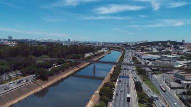 Otoyollar arasında güzel bir nehrin havadan görünüşü. - Şehir manzarası işte. Harika bir manzara. Marjinal Tiete, Sao Paulo, Brezilya
