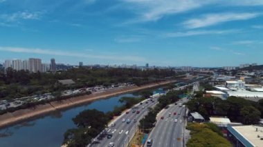 Otoyollar arasında güzel bir nehrin havadan görünüşü. - Şehir manzarası işte. Harika bir manzara. Marjinal Tiete, Sao Paulo, Brezilya