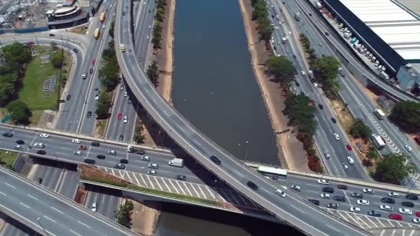 高速道路の間の美しい川の空中ビュー 街の風景 素晴らしい風景 ブラジル サンパウロのマルグナル ティーテ — ストック動画