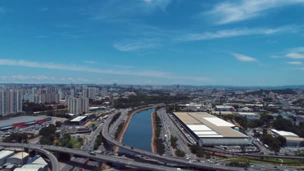 Luchtfoto Van Een Prachtige Rivier Tussen Snelwegen Stadsgezicht Landschap Geweldig — Stockvideo